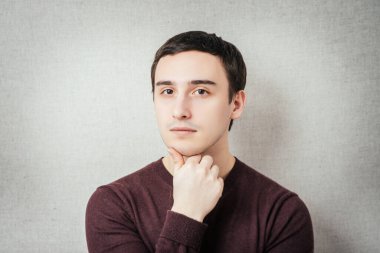 Boğazı ağrıyan adam.