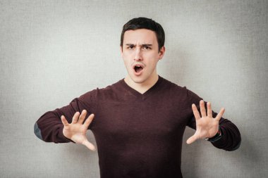 # Elleriyle durması gereken genç adam #.