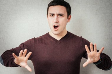 # Elleriyle durması gereken genç adam #.