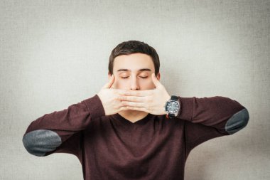 Eli ağızda genç bir adamın portresi.