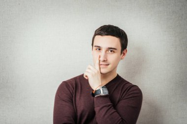 Genç adam sessiz bir jest yapıyor.!!