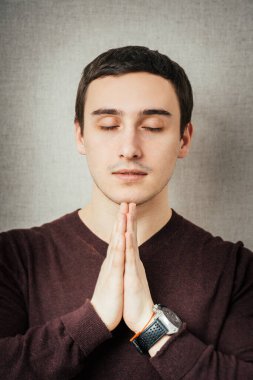 Fotoğraf stüdyosundaki genç adam. 