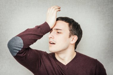 Depresyondaki genç iş adamı başını tutuyor.