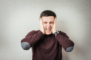 Depresyondaki genç iş adamı başını tutuyor.