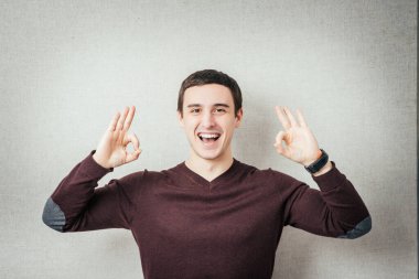 Adam her şeyin yolunda olduğunu gösterir, merak etme. Her şey yolunda. Jest yap. Portreyi kapat.