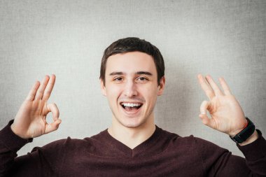 Adam her şeyin yolunda olduğunu gösterir, merak etme. Her şey yolunda. Jest yap. Portreyi kapat.