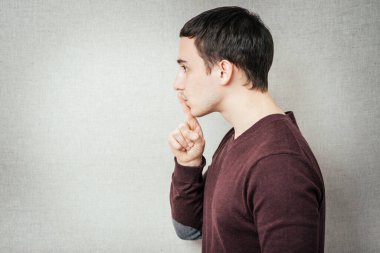 Genç adam sessiz bir jest yapıyor.!!