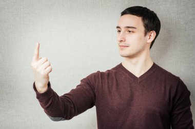 Delikanlı. Kaldırılan el yukarıyı işaret ediyor. Jest. fotoğraf çekimi.