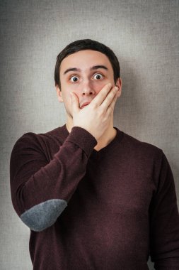 Fotoğraf stüdyosundaki genç adam. 