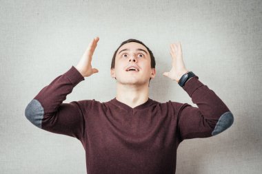 Fotoğraf stüdyosundaki genç adam. 