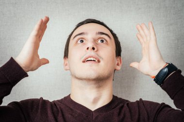 Fotoğraf stüdyosundaki genç adam. 