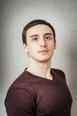 Yakışıklı bir gencin portresi.