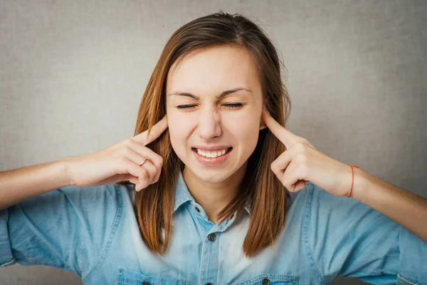 Girl Covers Her Ears — Stock Photo, Image