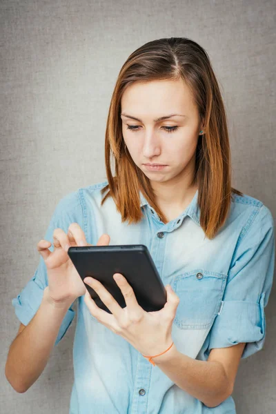 Girl Looks Tablet — Stock Photo, Image