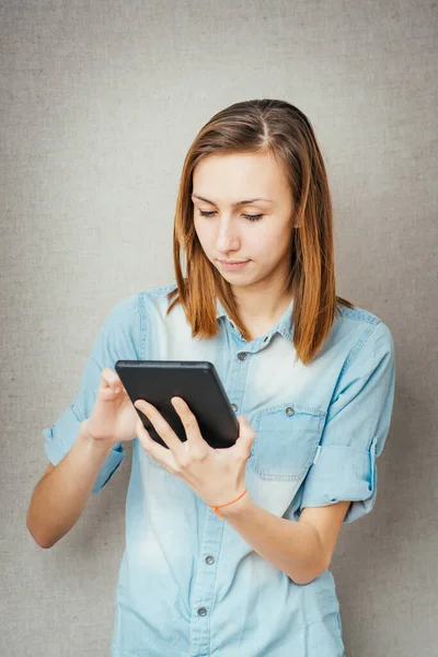 Girl Looks Tablet — Stock Photo, Image