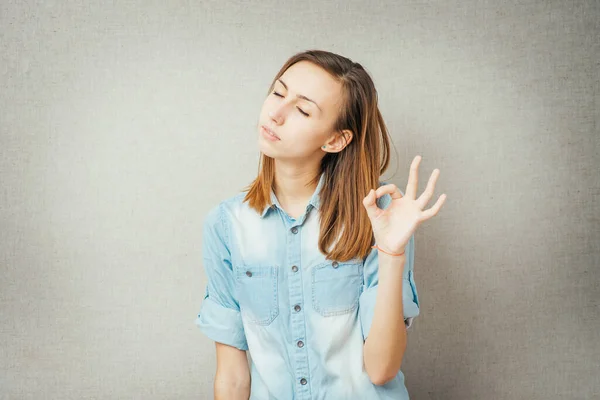 Gadis Yang Menunjukkan Baik Baik Saja Latar Belakang Studio Foto — Stok Foto