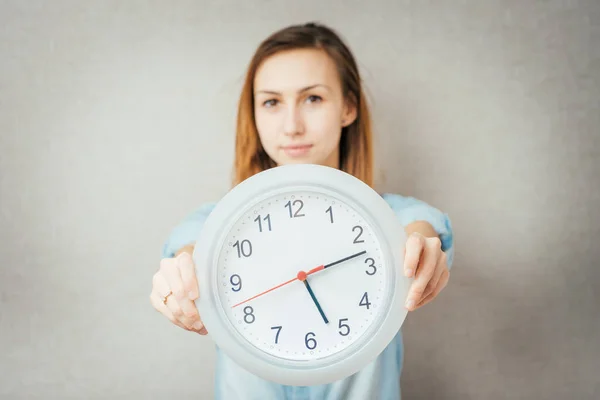 Chica Sosteniendo Reloj — Foto de Stock