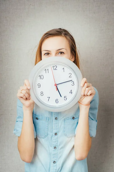 Menina Segurando Relógio — Fotografia de Stock