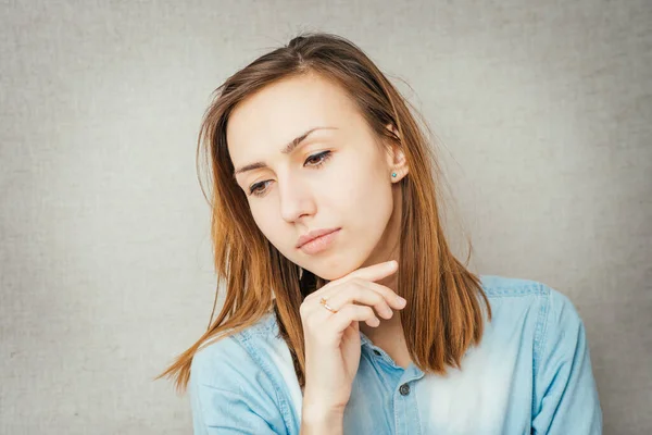 Chica Preguntándose Mirando Hacia Abajo — Foto de Stock