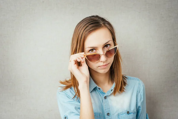 Hübsches Mädchen Korrigiert Brille — Stockfoto