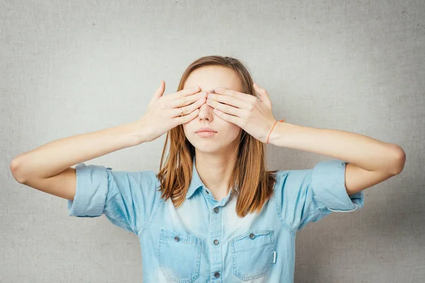 Chica Cubriendo Sus Ojos Con Sus Manos — Foto de Stock