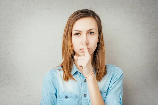 Retrato Una Jovencita Pidiendo Silencio — Foto de Stock