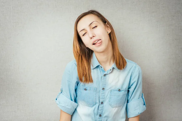 Gadis Yang Menunjukkan Lidah Latar Belakang Studio Foto — Stok Foto