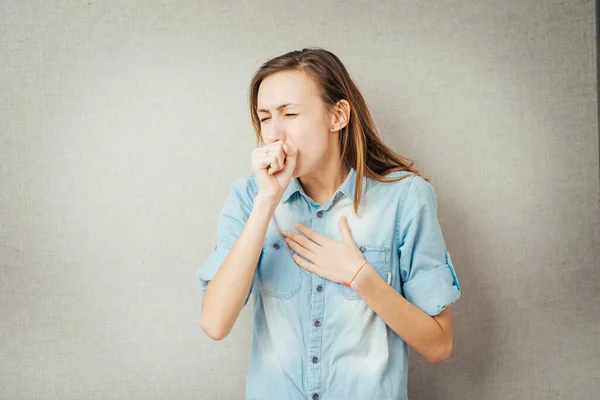 Menina Tosse Cobre Boca Com Punho — Fotografia de Stock