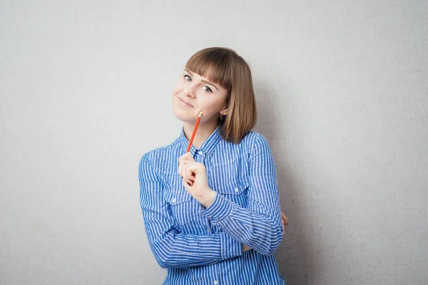 Vrouw Denkt Potlood Buurt Van Het Gezicht Geïsoleerd Grijze Achtergrond — Stockfoto