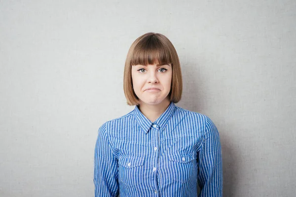 Potret Seorang Wanita Muda Yang Khawatir Dengan Sikap Termenung — Stok Foto