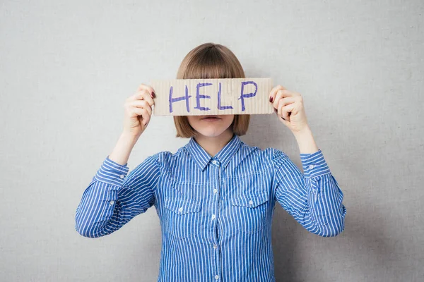 Stressad Affärskvinna Som Ber Hjälp Håller Kartong Med Meddelandet Hjälp — Stockfoto