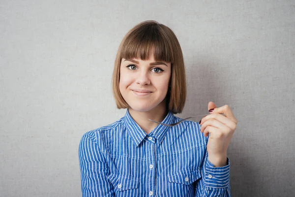 Vrouw Poseren Fotostudio Achtergrond — Stockfoto