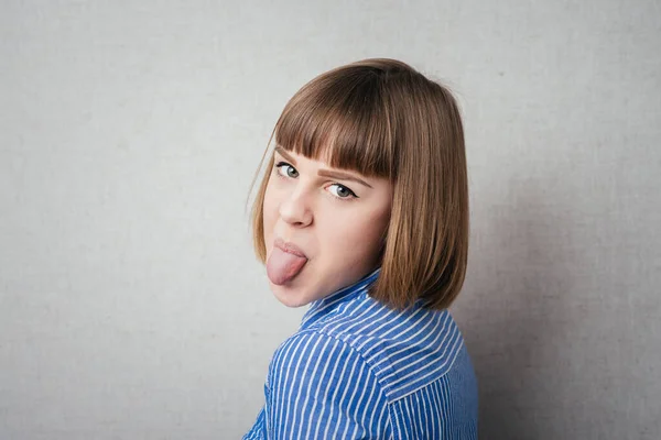 Meisje Steekt Haar Tong Uit Geïsoleerd — Stockfoto