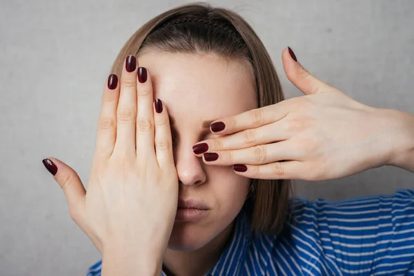 Menina Cobre Seu Rosto Com Mãos — Fotografia de Stock