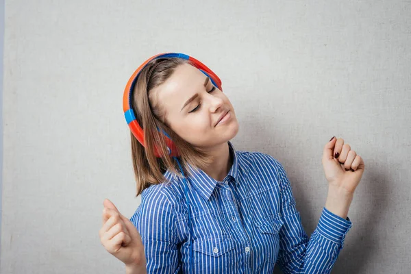 Mädchen Tanzt Mit Kopfhörern — Stockfoto