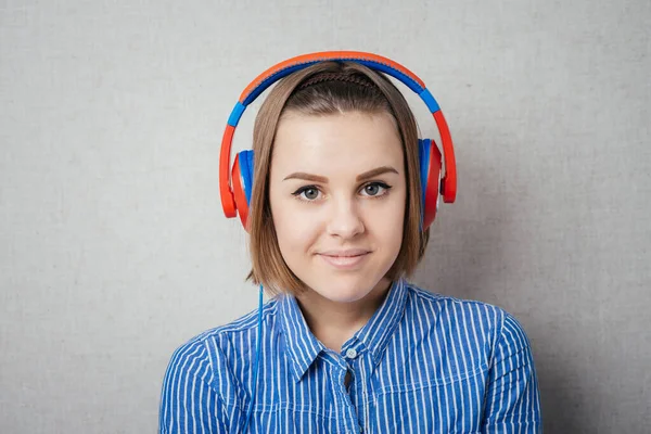 Glimlachend Meisje Met Hoofdtelefoon — Stockfoto