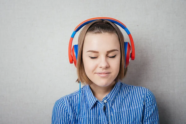 Meisje Met Ogen Gesloten Hoofdtelefoon — Stockfoto