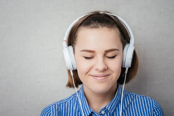 Meisje Met Ogen Gesloten Hoofdtelefoon — Stockfoto