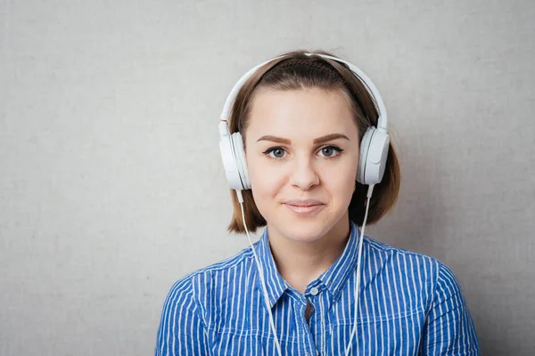 Glimlachend Meisje Met Hoofdtelefoon — Stockfoto