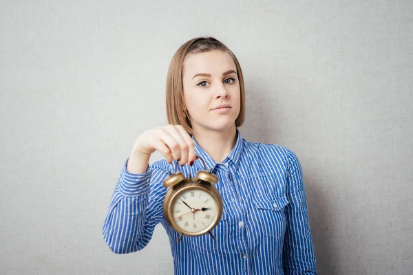 Niña Sosteniendo Reloj Despertador — Foto de Stock