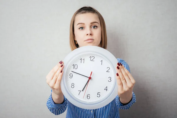 Menina Segurando Relógio — Fotografia de Stock