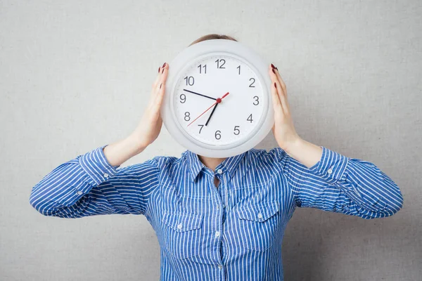 Chica Con Reloj Lugar Una Cabeza — Foto de Stock