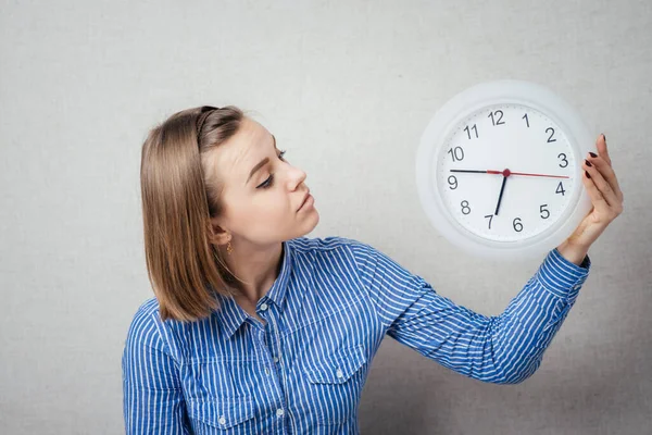 Vrouw Kijkt Naar Klok — Stockfoto