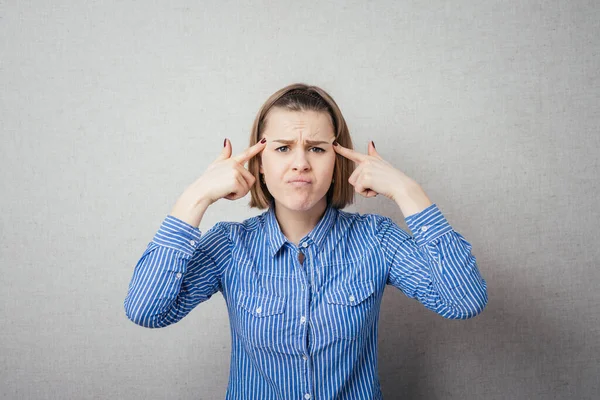 Mooi Meisje Houden Een Vinger Naar Zijn Tempel — Stockfoto