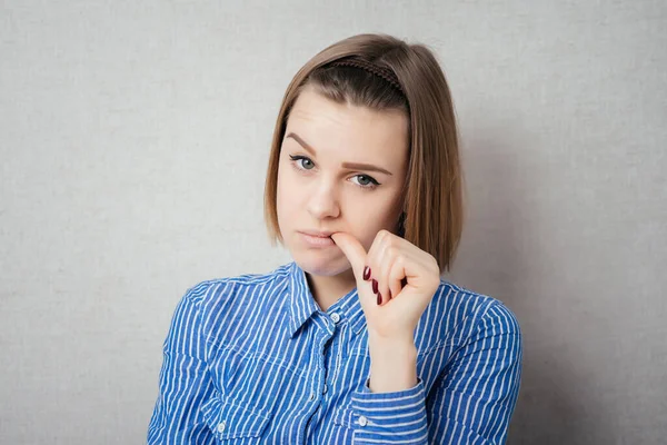 Chica Está Muy Nerviosa Porque Las Uñas Mordidas — Foto de Stock