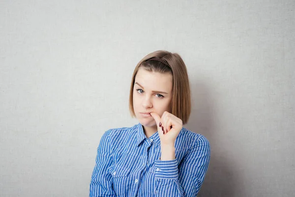 Chica Está Muy Nerviosa Porque Las Uñas Mordidas — Foto de Stock