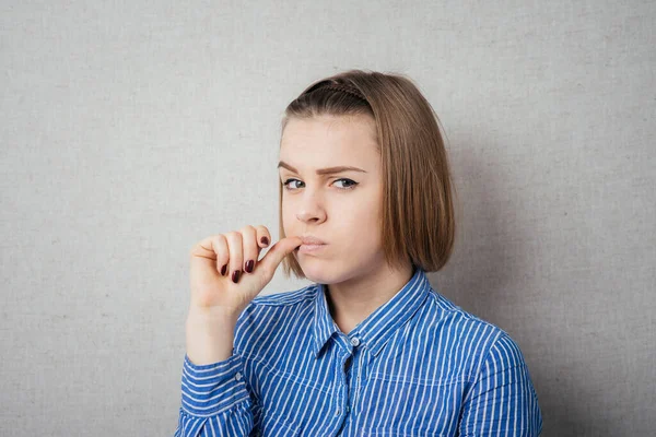 Chica Está Muy Nerviosa Porque Las Uñas Mordidas — Foto de Stock