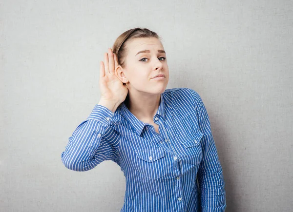 Mujer Joven Sorprendida Tratando Escuchar Algo —  Fotos de Stock