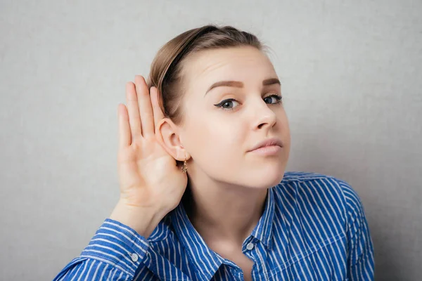 Mujer Joven Sorprendida Tratando Escuchar Algo — Foto de Stock