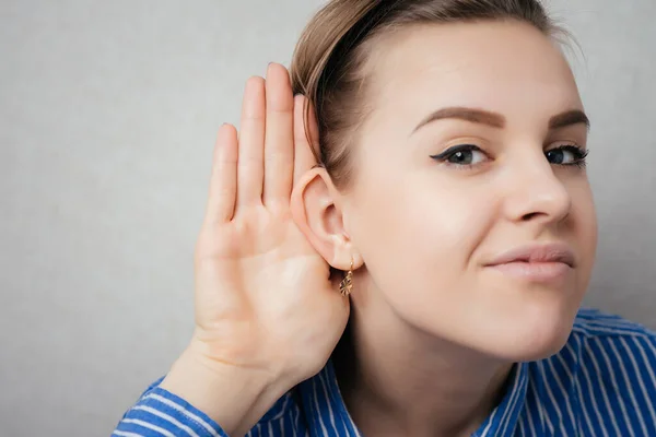 Mujer Joven Sorprendida Tratando Escuchar Algo — Foto de Stock